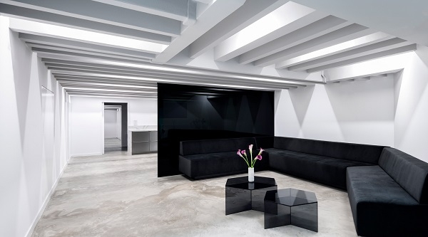 Thiết kế đơn sắc của tiệm xăm Bang Bang tại New York